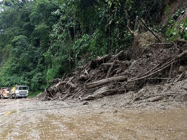 Durante el fin de semana se produjeron 15 derrumbes en la vía Bogotá – Villavicencio, por cuenta de las fuertes lluvias que azotan esa zona del país. Foto: Colprensa