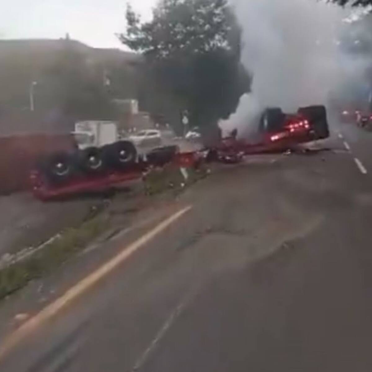 Volcamiento de tractocamión produjo emergencia en la vía Bogotá – Melgar