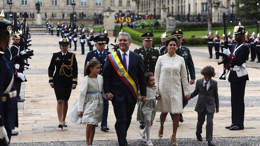 María Juliana Ruiz, y sus tres hijos, Eloísa, Luciana y Matías, viajaron a Armenia en el avión presidencial focker 002 para celebrar el cumpleaños de una de las niñas.. Foto: Colprensa