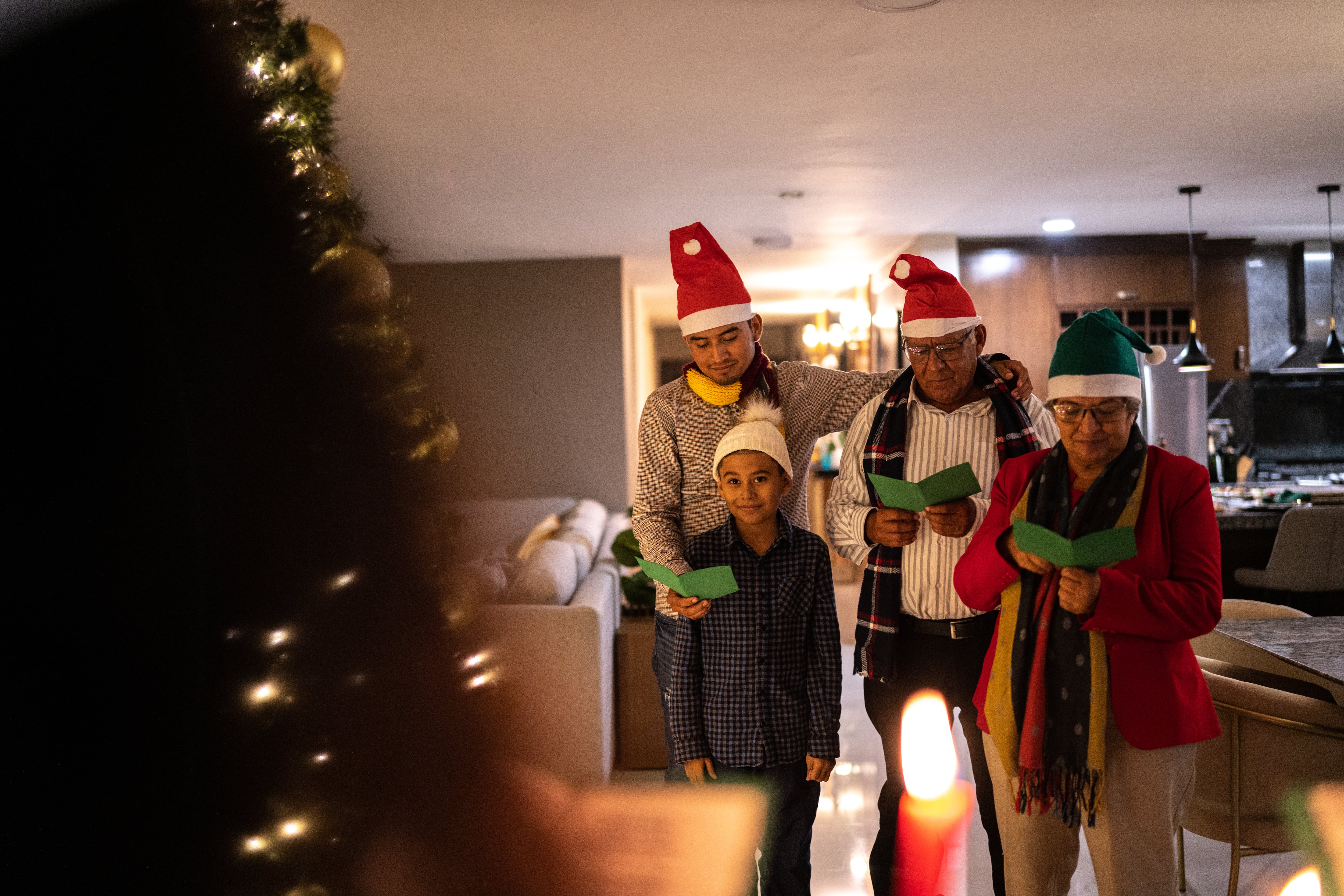 Familia rezando la Novena de Aguinaldos.