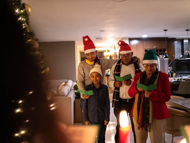 Familia rezando la Novena de Aguinaldos.