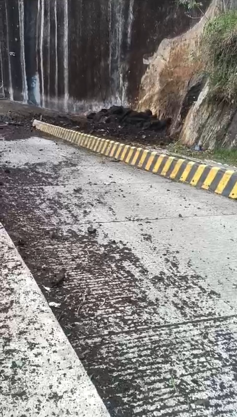 Desprendimiento en la piedra del Peñol. Foto: X @@anibalgaviria