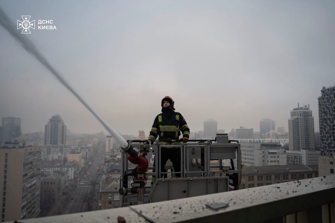 Rusia realizó un ataque combinado de misiles contra objetivos militares en Ucrania en respuesta al lanzamiento por parte del Ejército ucraniano de misiles occidentales de alta precisión contra una fábrica en la región rusa de Rostov. EFE/Servicio Estatal de Emergencias de Ucrania