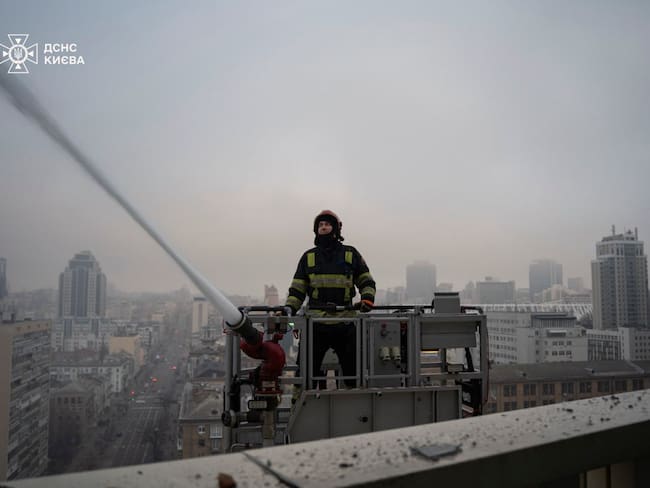 Rusia realizó un ataque combinado de misiles contra objetivos militares en Ucrania en respuesta al lanzamiento por parte del Ejército ucraniano de misiles occidentales de alta precisión contra una fábrica en la región rusa de Rostov. EFE/Servicio Estatal de Emergencias de Ucrania