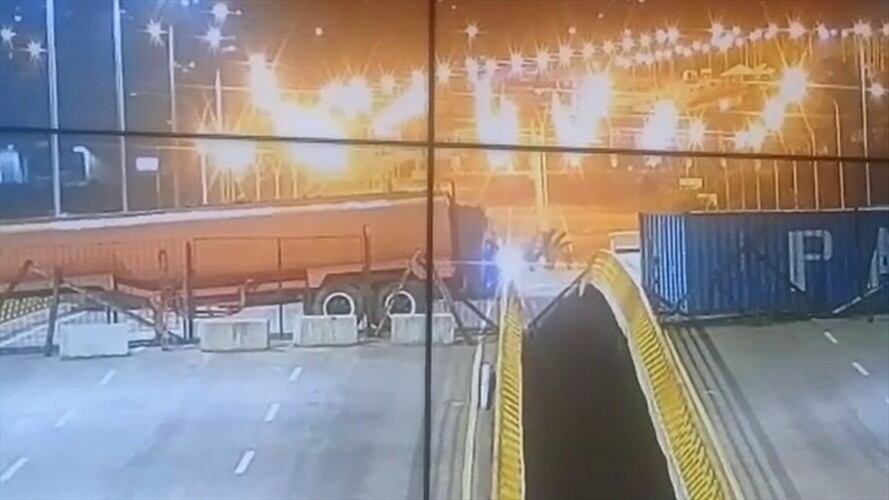 Ordenan soldar los contenedores para evitar el paso en el puente internacional Tienditas. Foto: