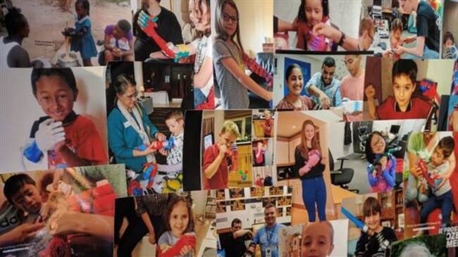 Familias de todo el mundo mandan fotos de sus hijos con los brazos fabricados en el jardín de una casa de Gales. Foto: BBC Mundo.