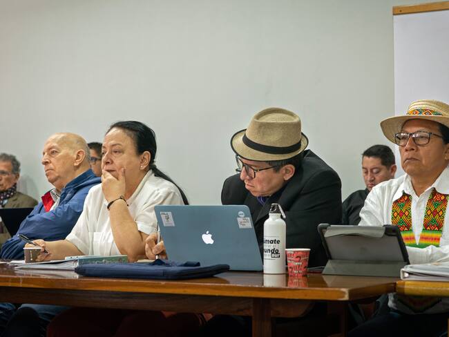 AME721. BOGOTÁ (COLOMBIA), 18/01/2024.- Fotografía cedida por la oficina del Alto Comisionado para la Paz donde se observa Alto Comisionado para la Paz, Otty Patiño (i), exintegrante del M-19 y antigua directora del proyecto de reinserción Gloria Quiceno Acevedo (2-), el cofundador de Corporación Viso Mutop Pedro José Arenas García (2-d) Feliciano Valencia, el exsenador de la República y exdirigente del Consejo Regional Indígena del Cauca (CRIC) durante una reunión hoy, en Bogotá (Colombia). El Gobierno colombiano y el Estado Mayor Central (EMC), la mayor disidencia de la ya disuelta guerrilla de las FARC, culminaron este jueves el tercer ciclo de diálogos de paz con la firma de un acuerdo de compromisos en materia de participación social, temas socioambientales y transformación territorial, y anunciaron una cuarta ronda para marzo. EFE/ Oficina Del Alto Comisionado Para La Paz/SOLO USO EDITORIAL/SOLO DISPONIBLE PARA ILUSTRAR LA NOTICIA QUE ACOMPAÑA (CRÉDITO OBLIGATORIO)