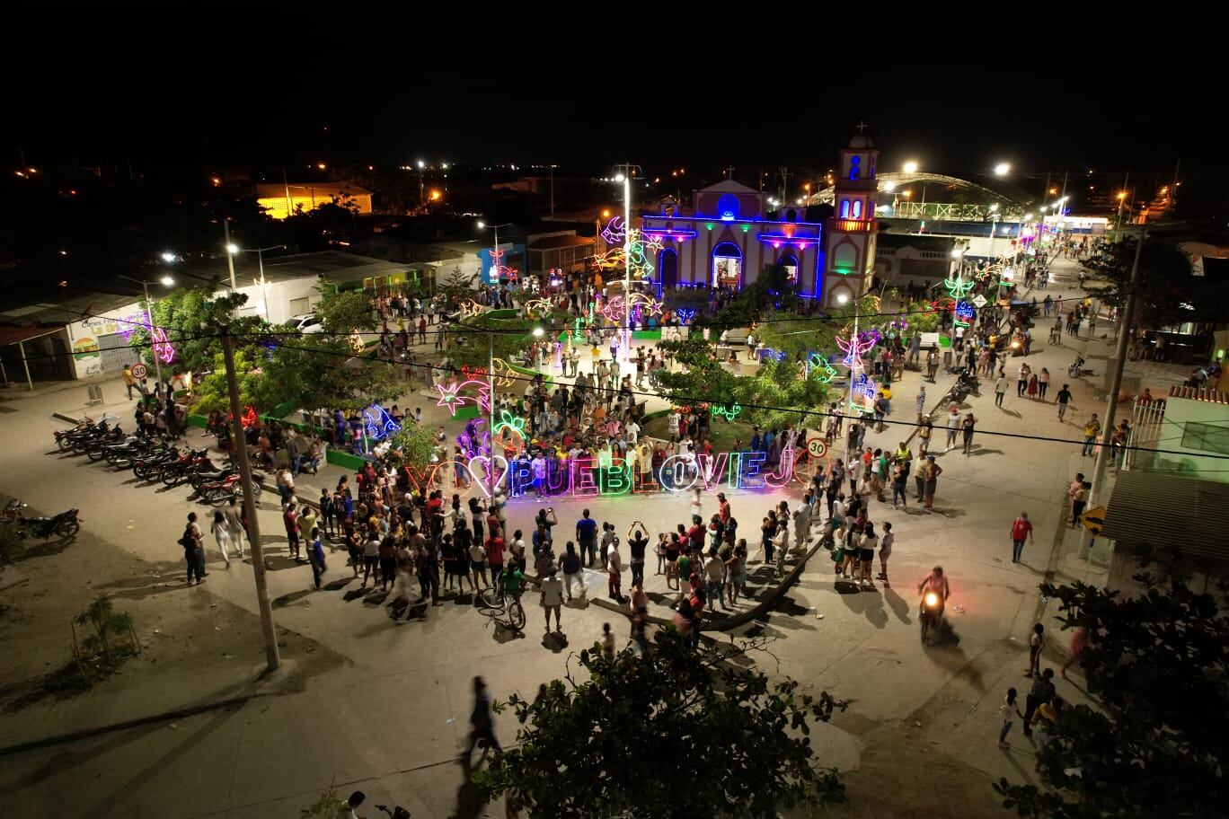 Por primera vez en la historia el municipio de Puebloviejo tiene alumbrado público navideño. Foto: Cortesía Alcaldía
