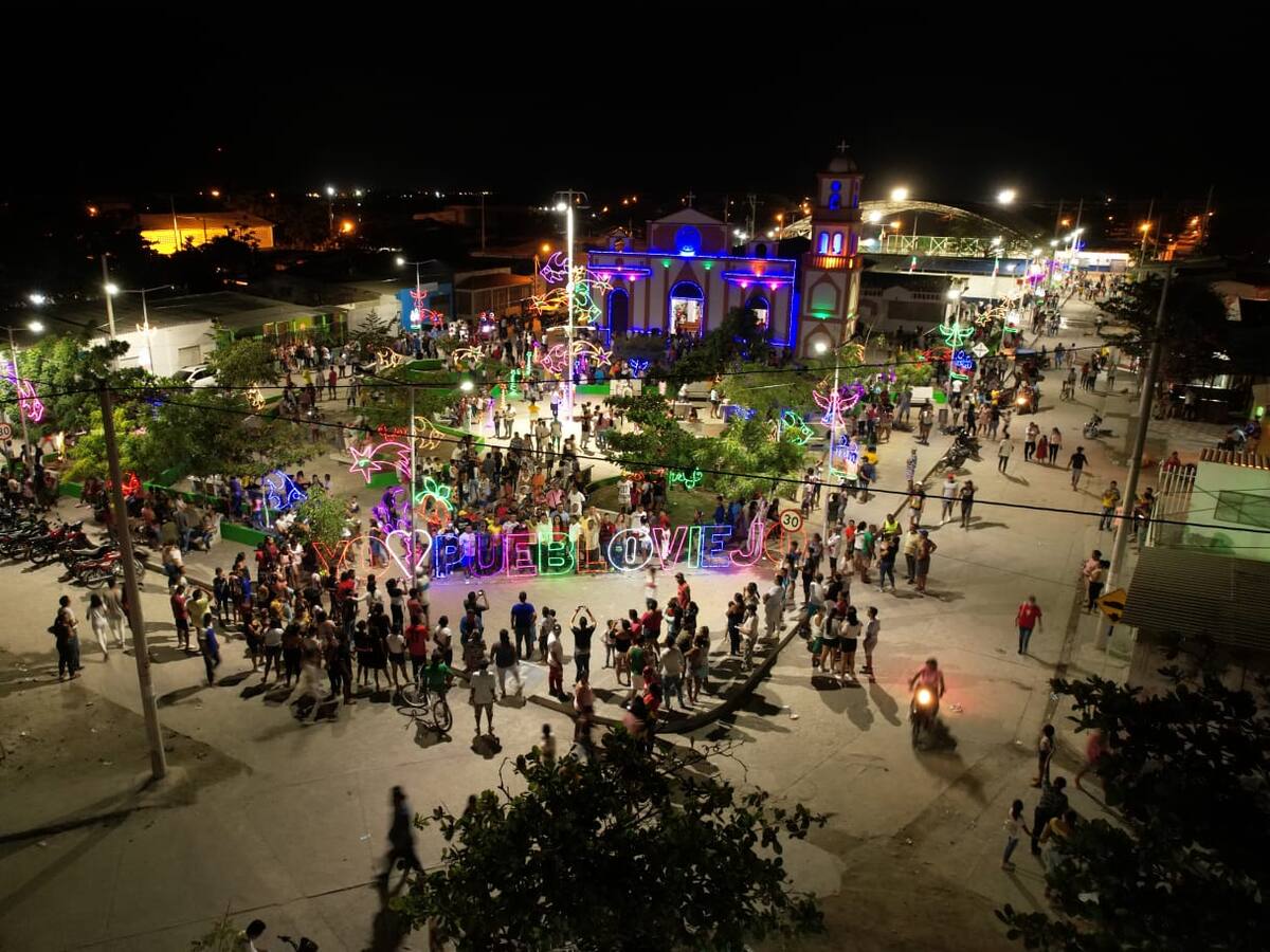 Por primera vez en la historia el municipio de Puebloviejo tiene alumbrado navideño