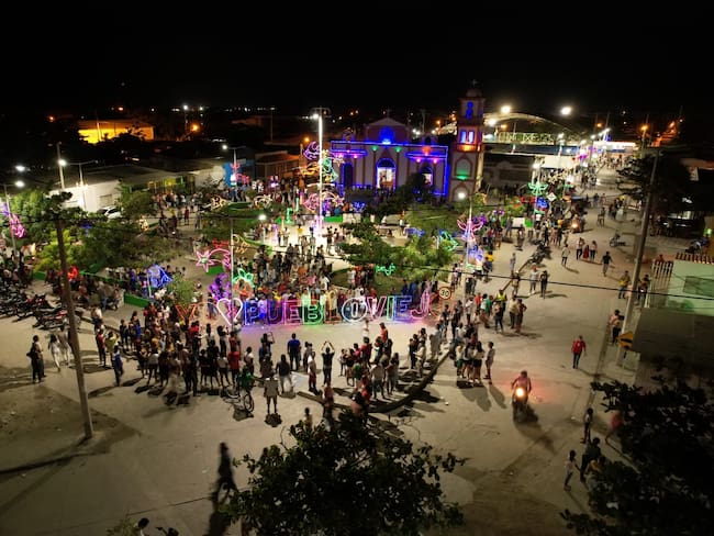 Por primera vez en la historia el municipio de Puebloviejo tiene alumbrado público navideño. Foto: Cortesía Alcaldía