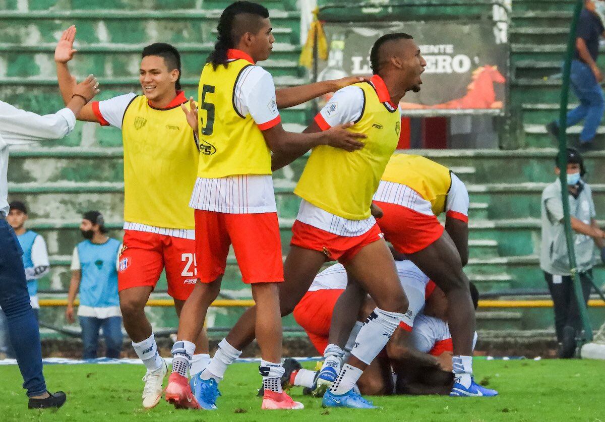 Jugadores del Unión Magdalena celebrando el ascenso a la máxiva división del FPC