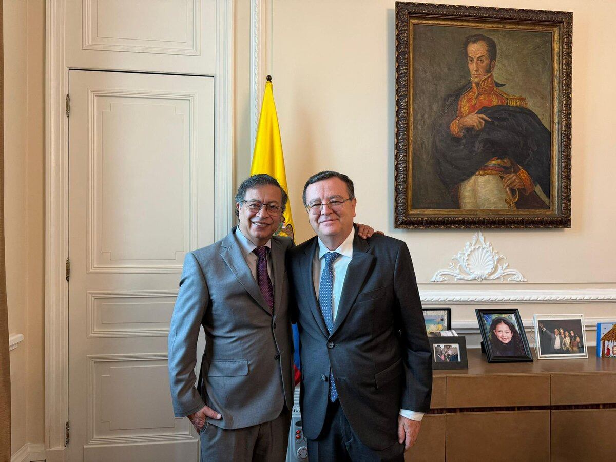 El presidente de Colombia, Gustavo Petro, y  el presidente de la JEP, Alejandro Ramelli. Foto: Twitter Gustavo Petro.