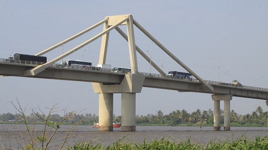 Emergencia en el Puente Pumarejo, barcazas chocaron contra uno de los pilotes. Foto: Colprensa