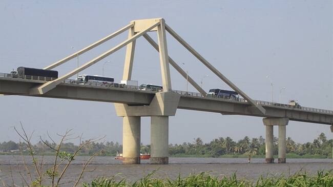 Emergencia en el Puente Pumarejo, barcazas chocaron contra uno de los pilotes. Foto: Colprensa