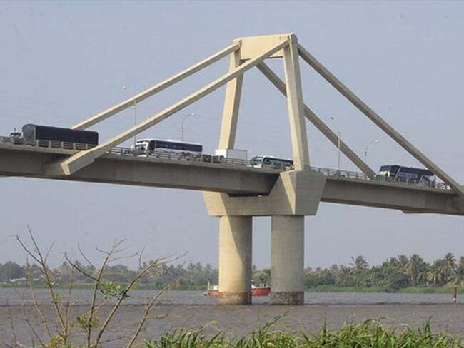 Emergencia en el Puente Pumarejo, barcazas chocaron contra uno de los pilotes. Foto: Colprensa