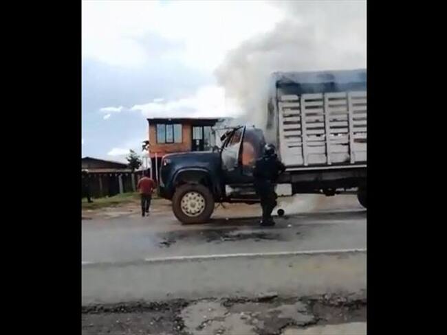 Manifestantes intentaron incinerar dos vehículos en Cajibío, Cauca.