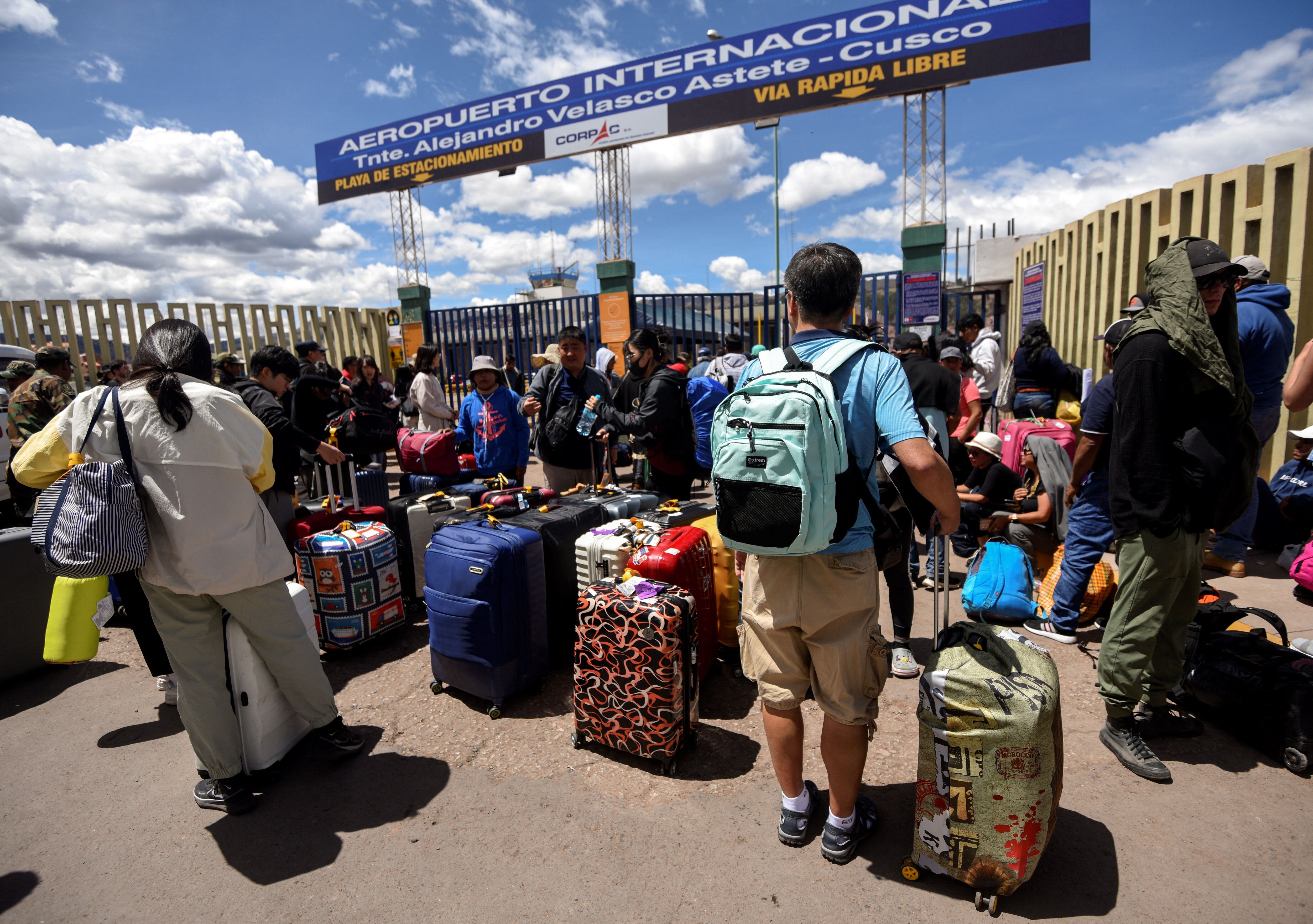 Los viajeros hacen cola afuera del aeropuerto internacional Alejandro Velasco Astete en la ciudad de Cusco, Perú, esperando su turno para ingresar y abordar sus vuelos el 20 de enero de 2023. Foto de IVAN FLORES/AFP vía Getty Images.