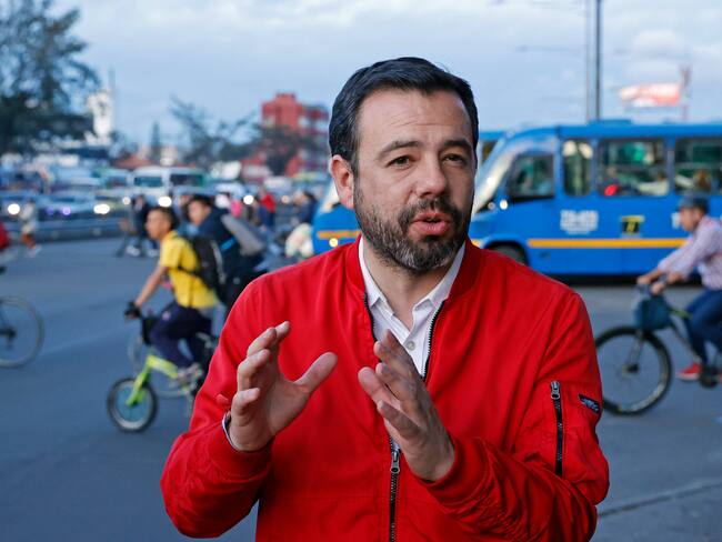 AME8792. BOGOTÁ (COLOMBIA), 19/10/2023.- El candidato a la alcaldía de Bogotá por el Nuevo Liberalismo, Carlos Fernando Galán, hace campaña recorriendo las calles hoy, en Bogotá (Colombia). EFE/ Mauricio Dueñas Castañeda