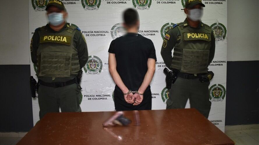 A los detenidos les fueron incautadas un arma de fuego industrial y un cartucho para la misma. Foto: Cortesía Policía