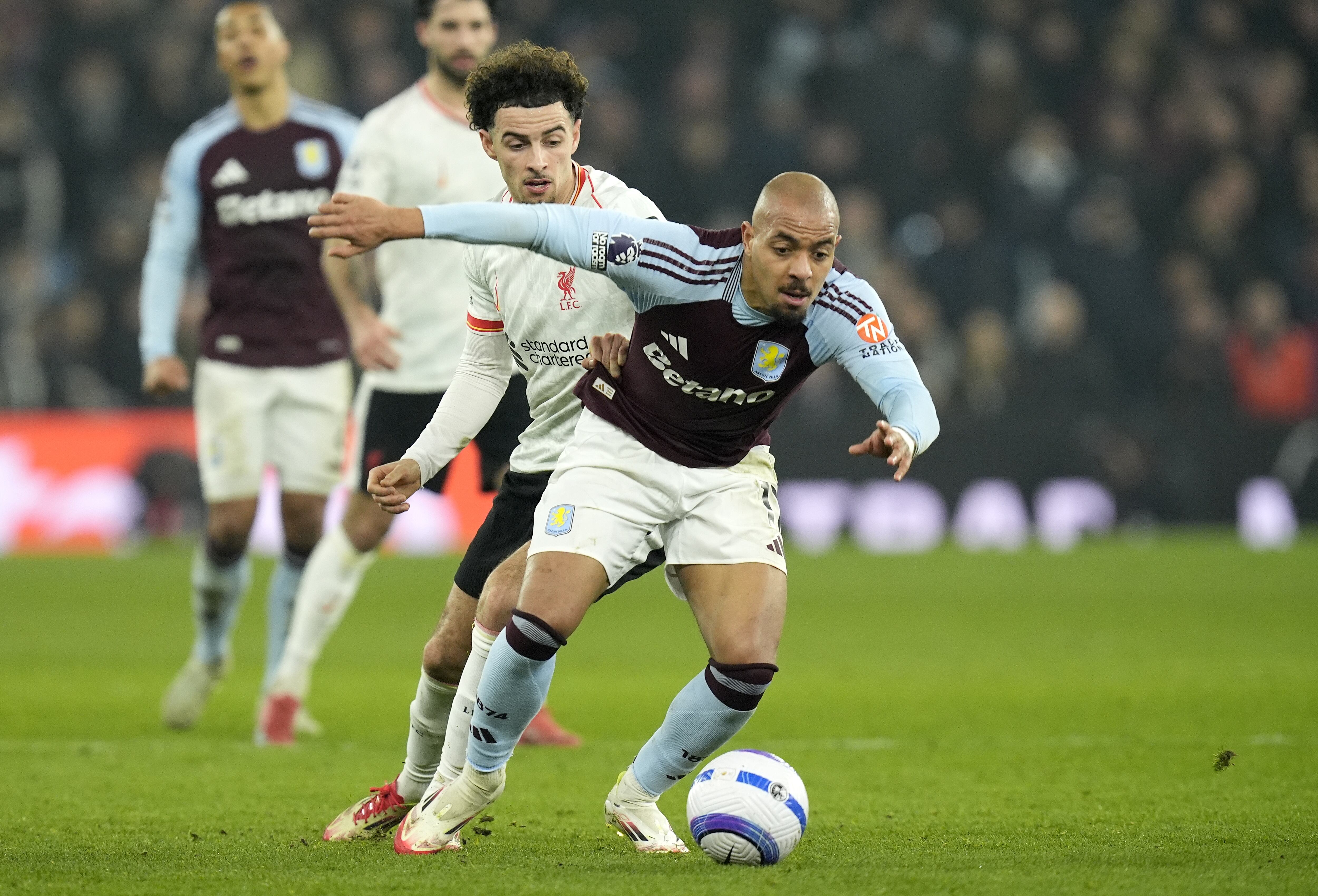 BIRMINGHAM (United Kingdom), 19/02/2025.- Donyell Malen (front) of Aston Villa in action against Curtis Jones of Liverpool during the English Premier League match between Aston Villa and Liverpool FC, in Birmingham, Britain, 19 February 2025. (Reino Unido) EFE/EPA/TIM KEETON EDITORIAL USE ONLY. No use with unauthorized audio, video, data, fixture lists, club/league logos, 'live' services or NFTs. Online in-match use limited to 120 images, no video emulation. No use in betting, games or single club/league/player publications.