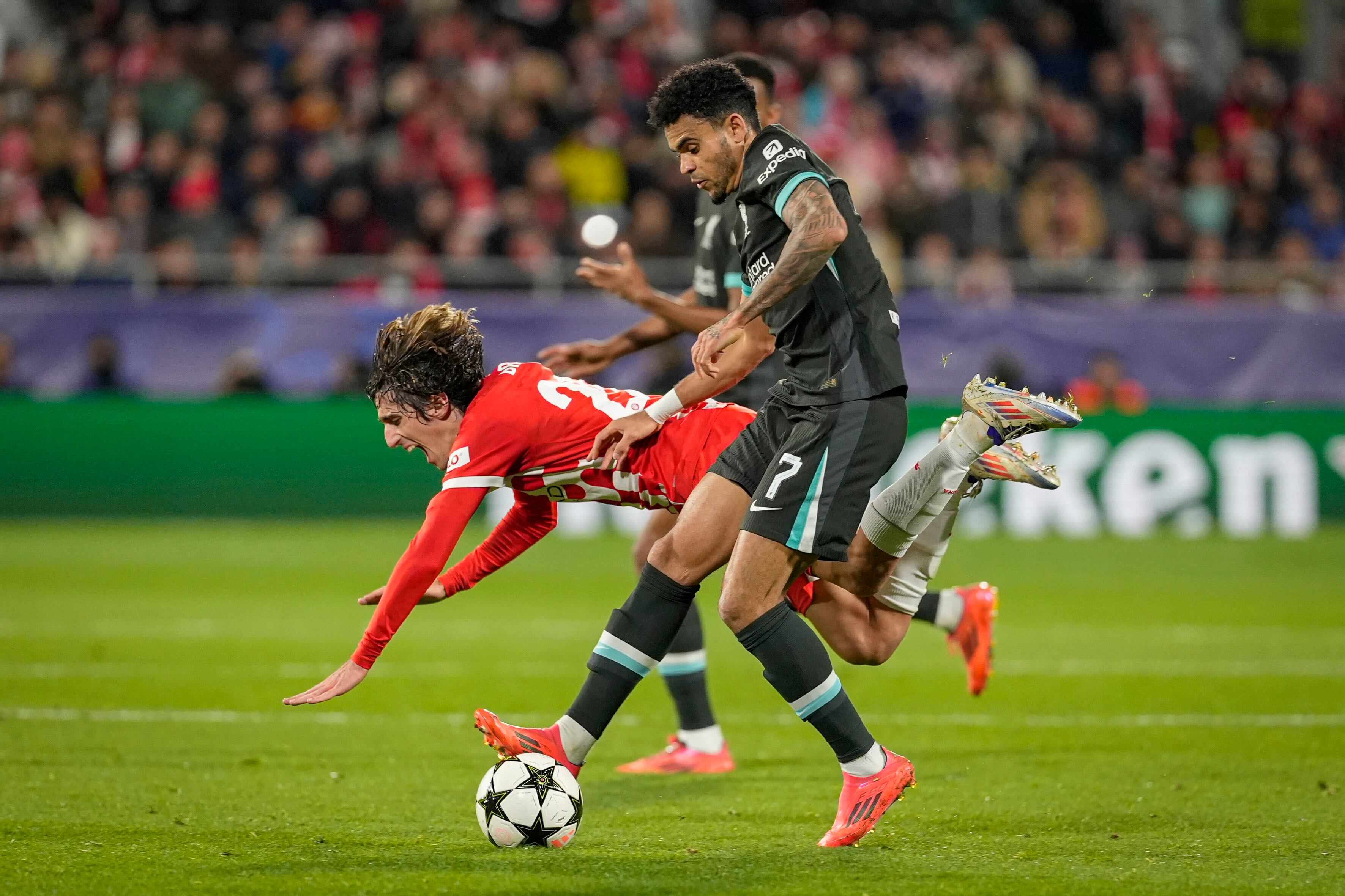 El jugador del Liverpool Luis Díaz (dcha) disputa el balón con el defensa del Girona FC Bryan Gil, durante el partido de Liga de Campeones disputado entre el Girona y el Liverpool, este martes en el estadio de Montilivi. Foto: EFE.