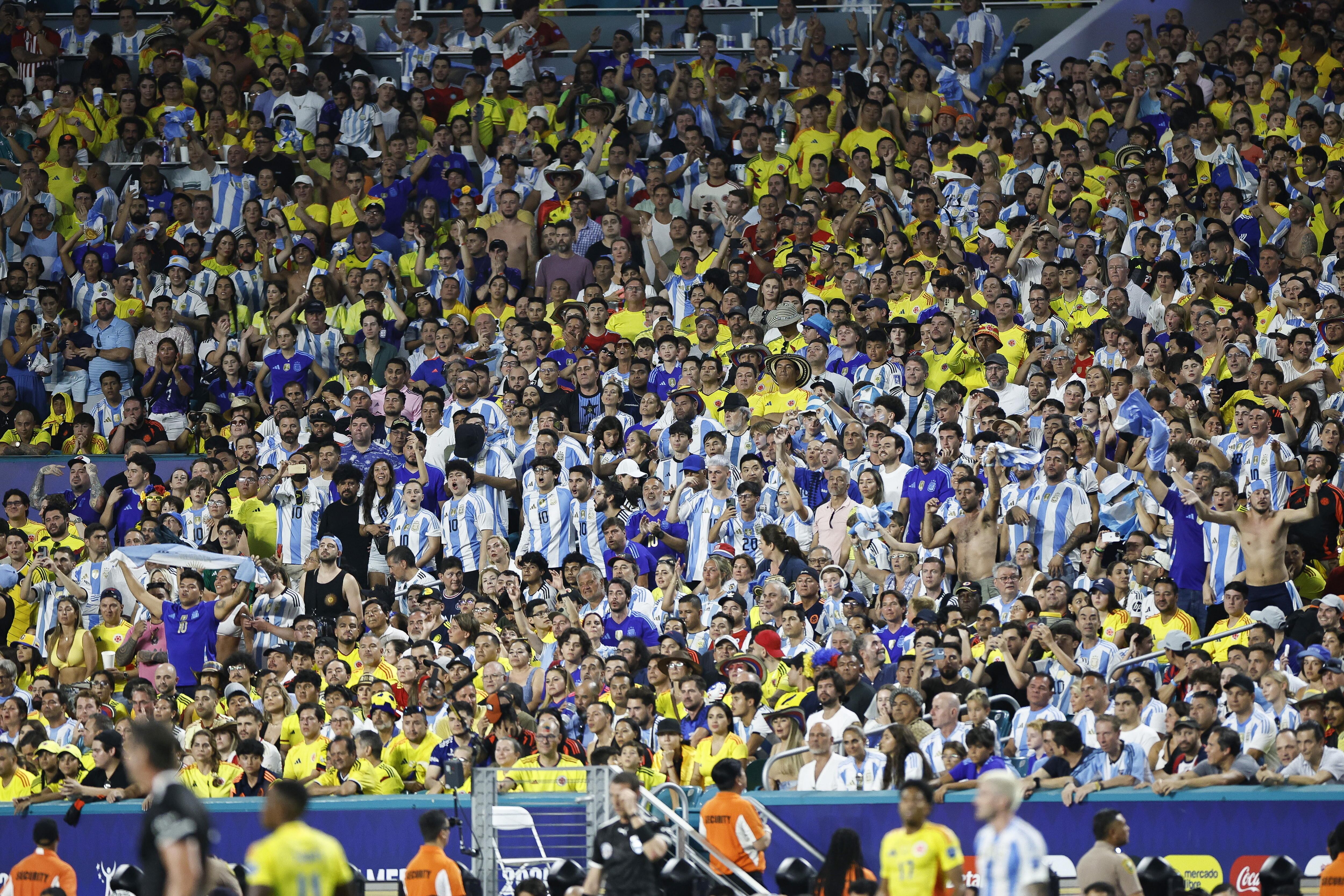 Miami Gardens (United States), 15/07/2024.- Argentine fans stand up to cheer surrounded by Colombia fans during the CONMEBOL Copa America 2024 Final between Argentina and Colombia, in Miami Gardens, Florida, USA, 14 July 2024. EFE/EPA/CJ GUNTHER