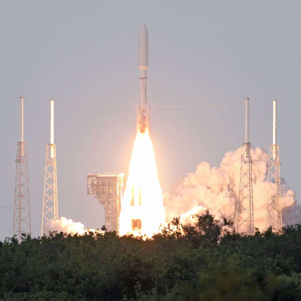 Amazon lanzó sus primeros satélites de internet, competencia directa a Starlink de Elon Musk