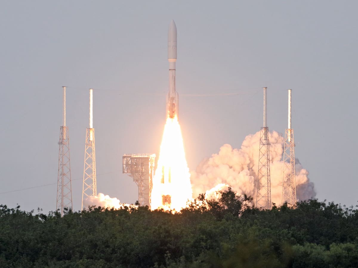 Amazon lanzó sus primeros satélites de internet, competencia directa a Starlink de Elon Musk