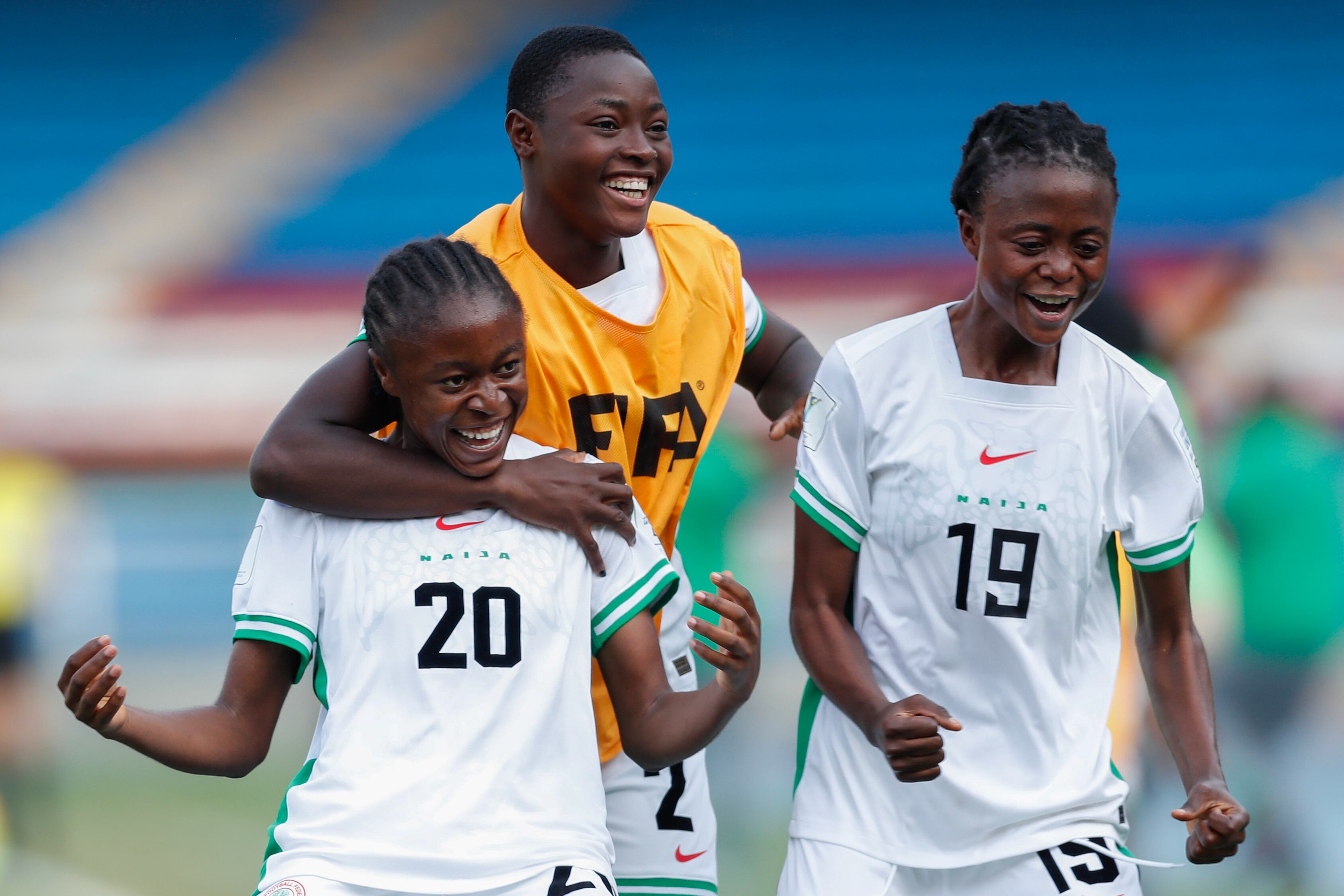 AMDEP6342. CALI (COLOMBIA), 07/09/2024.- FJoy Igbokwe (i), Chiamaka Cristabel Okwuchukwu (c) y Comfort Folorunsho de Nigeria celebran un gol este sábado, en un partido del grupo D de la Copa Mundial Femenina sub-20 entre las selecciones de Venezuela y Nigeria en el estadio Pascual Guerrero en Cali (Colombia). EFE/ Ernesto Guzmán