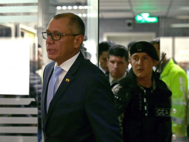 Ecuador&#039;s vice president Jorge Glas is seen upon his arrival in court on December 8, 2017 in Quito.

Ecuadorean Attorney-General Carlos Vaca asked for the maximum penalty of six years for Glas, indicted for unlawful association in the giant corruption case involving Brazilian constructor Odebrecht.

 / AFP PHOTO / RODRIGO BUENDIA        (Photo credit should read RODRIGO BUENDIA/AFP via Getty Images)