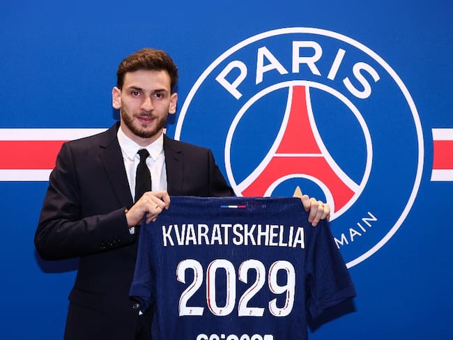 Kvaratskhelia es nuevo jugador del PSG. Foto: Twitter PSG.