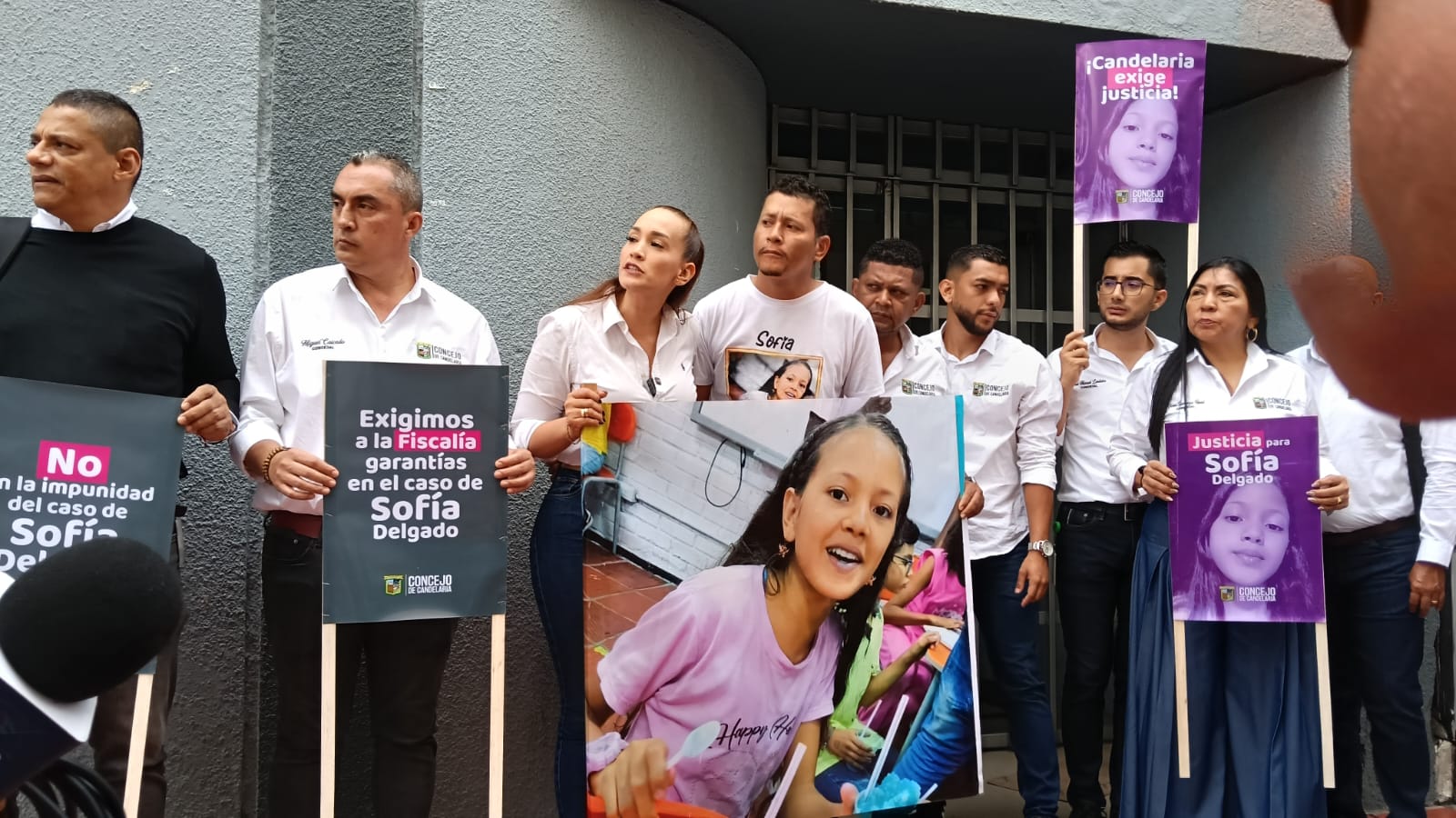 La manifestación fue motivada por la solicitud de la delegada de la Procuraduría de declarar la nulidad del juicio y retornar a la fase de audiencias. Foto: Cortesía.