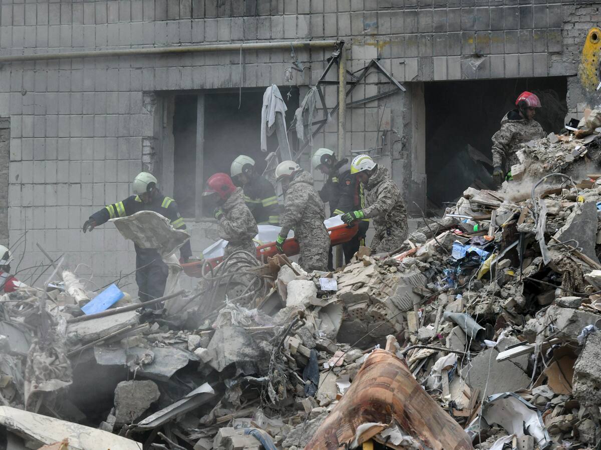 A 23 personas muertas subió el saldo que dejó ataque ruso contra Kiev