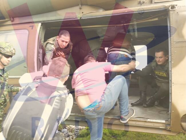 Evacuación de funcionarios de la Registraduría en San Calixto. Foto: W Radio