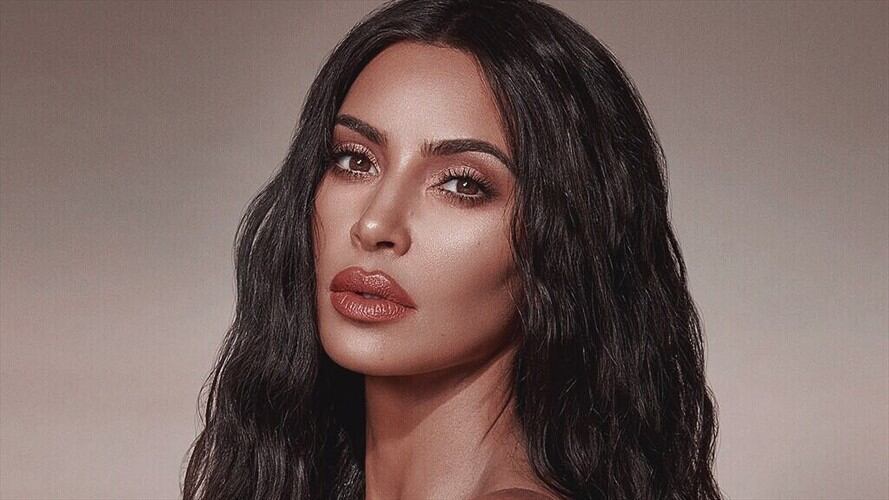 A través de redes sociales, la celebridad y empresaria publicó dos imágenes de su época de adolescencia.. Foto: Instagram Kim Kardashian