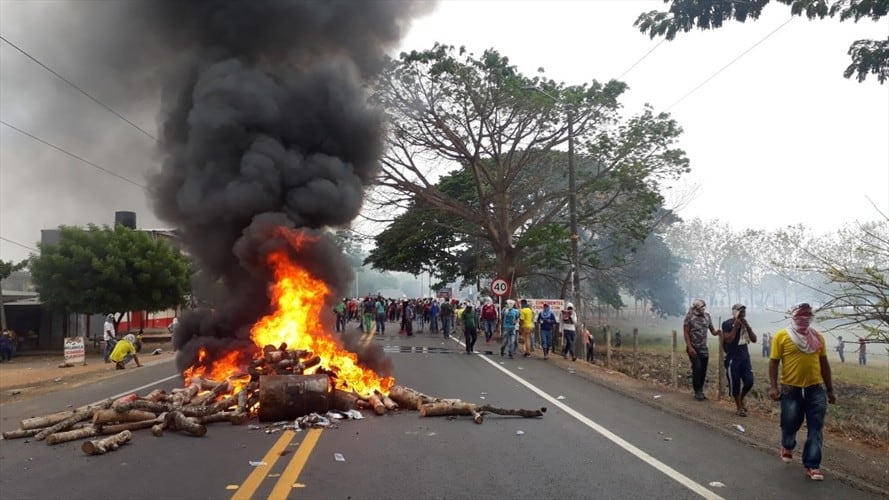 Más de mil campesinos bloquean vía Medellín-Montería. Foto: Cortesía Bloqueo Troncal