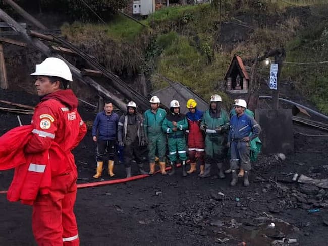 Operativo de recuperación con vida de dos mineros en Zipaquirá. Foto: Colprensa - Gobernación Cundinamarca.
