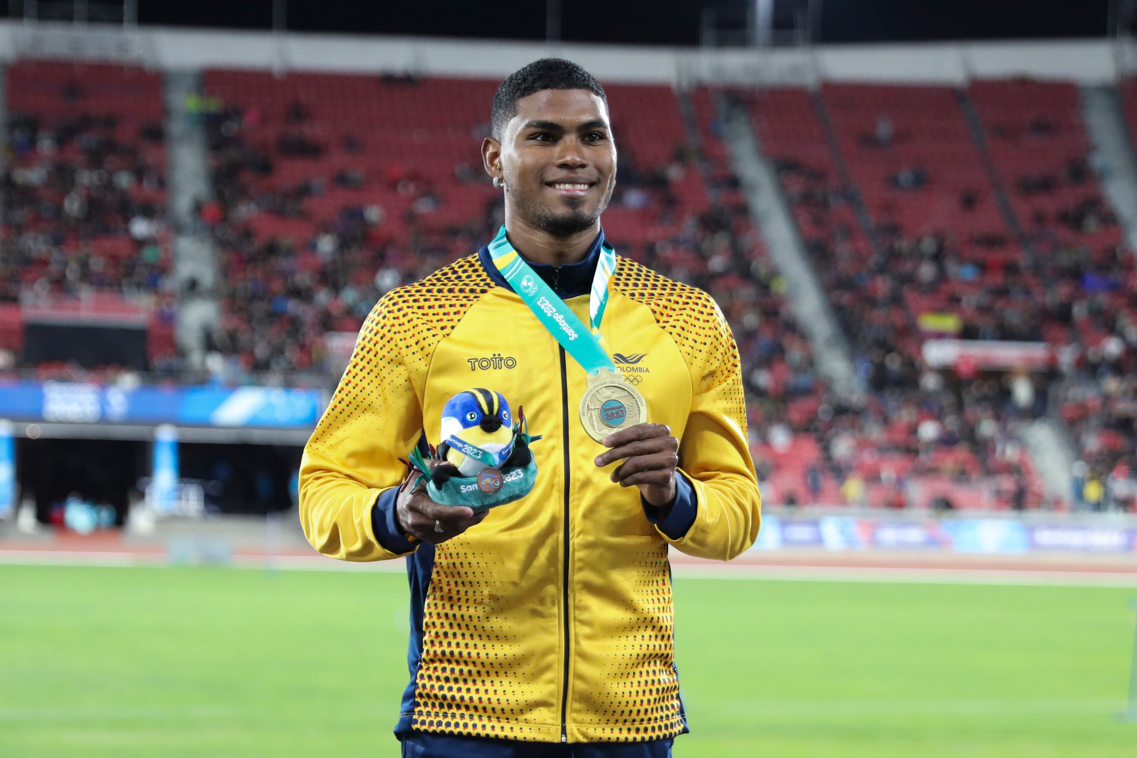 Arnovis de Jesús Dalmero de Colombia posa con la medalla de oro de salto largo masculino hoy, durante los Juegos Panamericanos 2023 en el Estadio Nacional en Santiago (Chile). EFE/ Javier Martín