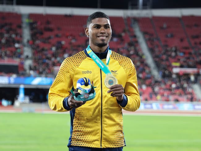 Arnovis de Jesús Dalmero de Colombia posa con la medalla de oro de salto largo masculino hoy, durante los Juegos Panamericanos 2023 en el Estadio Nacional en Santiago (Chile). EFE/ Javier Martín