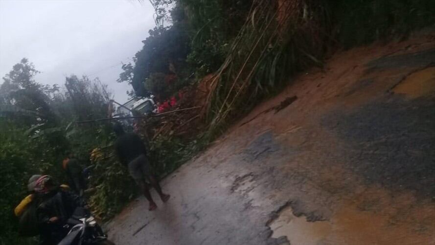 Los deslizamientos se registran entre los kilómetros 71 y 75, y en el kilómetro 60 en la vía Popayán-Pasto. Las autoridades atienden las emergencias.. Foto: Cortesía