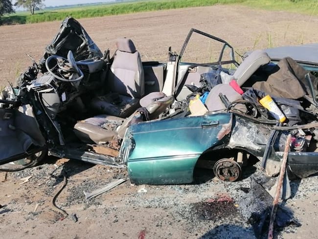 Uno de los vehículos quedó destruido tras ser embestido por el automotor de servicio público . Foto: