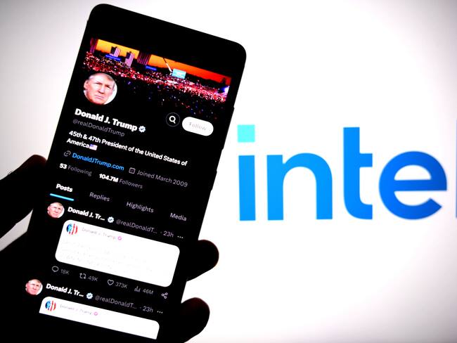 Ilustración fotográfica donde se ve la página de X de Donald Trump en un smartphone con el logotipo de Intel de fondo. (Ilustración fotográfica de Avishek Das/SOPA Images/LightRocket vía Getty Images)
