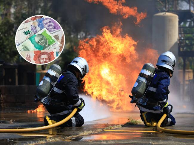 Bomberos apagando un incendio en una fábrica. En el círculo, la imagen de billetes colombianos de diferente denominación (Fotos vía GettyImages)