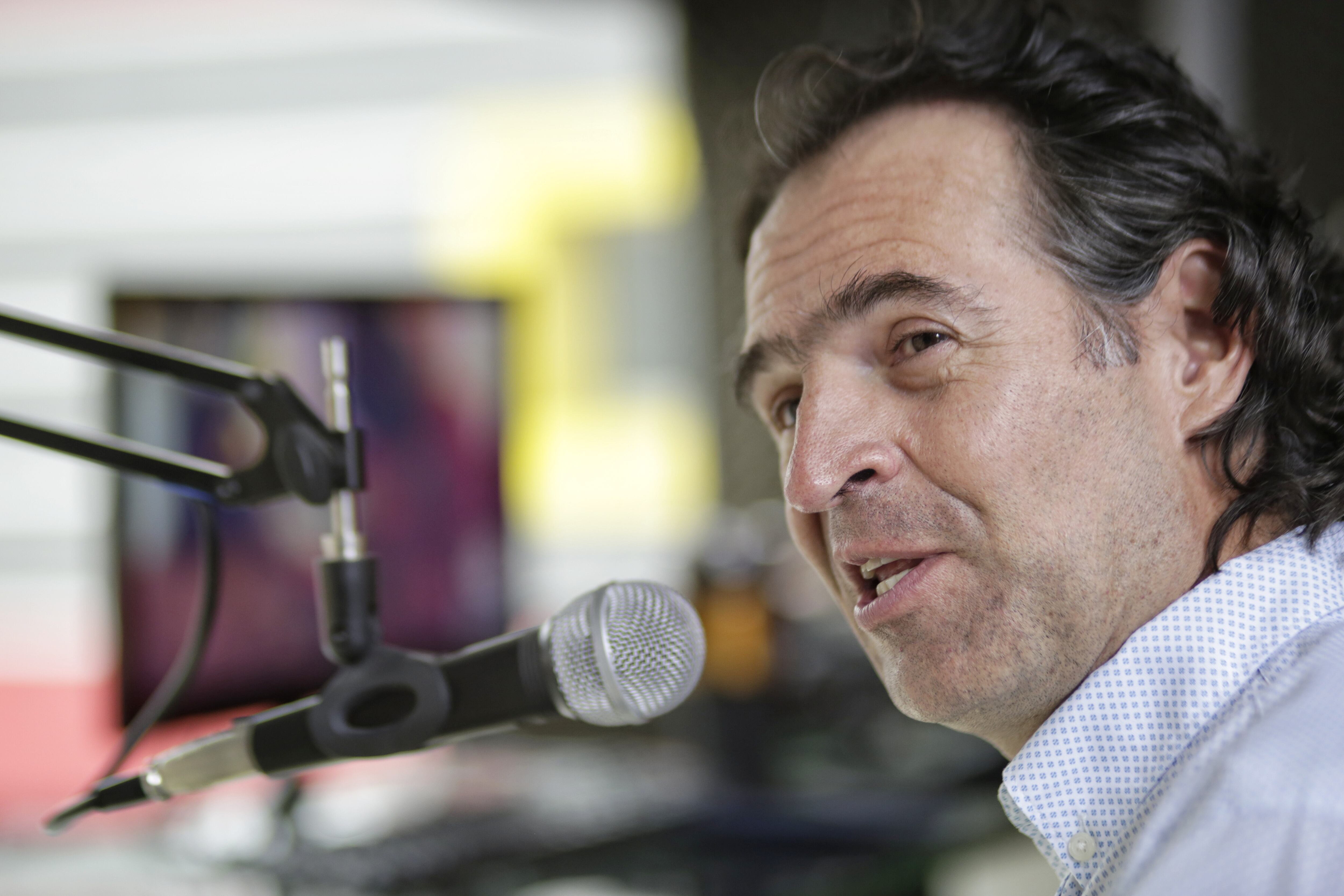 Bogotá. 27 de Octubre del 2021. El precandidato presidencial, Federico Gutiérrez realizó un recorrido por el Gran San de la ciudad de Bogotá, para apoyar la reactivación económica del país. En la foto Federico Gutiérrez, ex alcalde de Medellín y precandidato presidencial. (Colprensa- Sergio Acero).