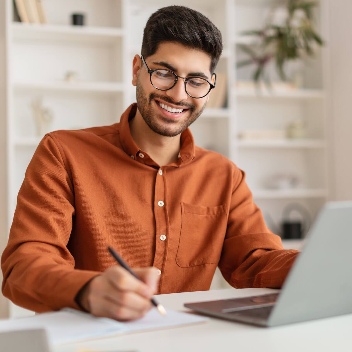 200 becas para maestrías virtuales en universidad de España: Plazo para postular y proceso solicitud