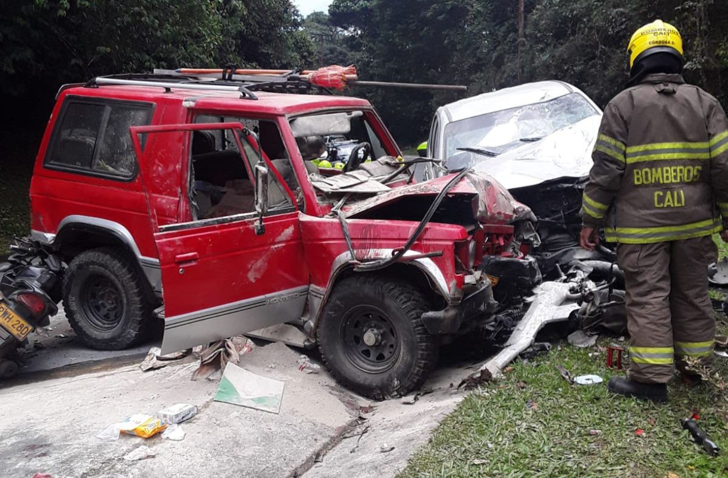 Por el momento no hay detalles de las causas del accidente, aunque los primeros reportes indican que se trataría de invasión de carril. Foto: Bomberos Cali