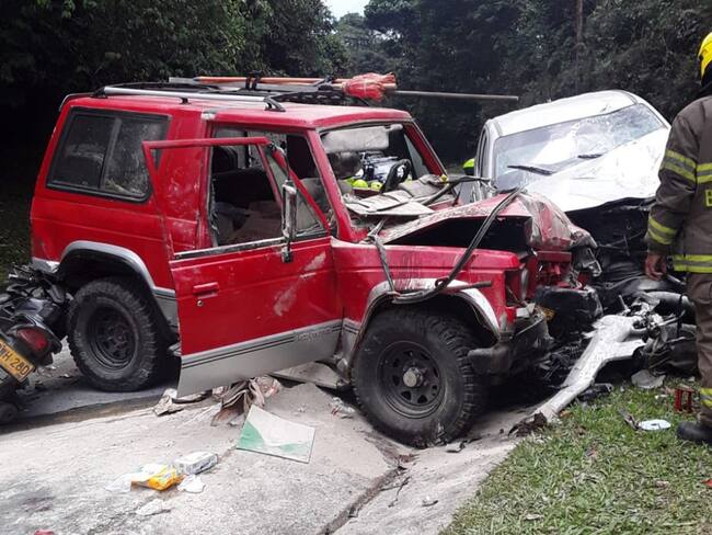 Por el momento no hay detalles de las causas del accidente, aunque los primeros reportes indican que se trataría de invasión de carril. Foto: Bomberos Cali