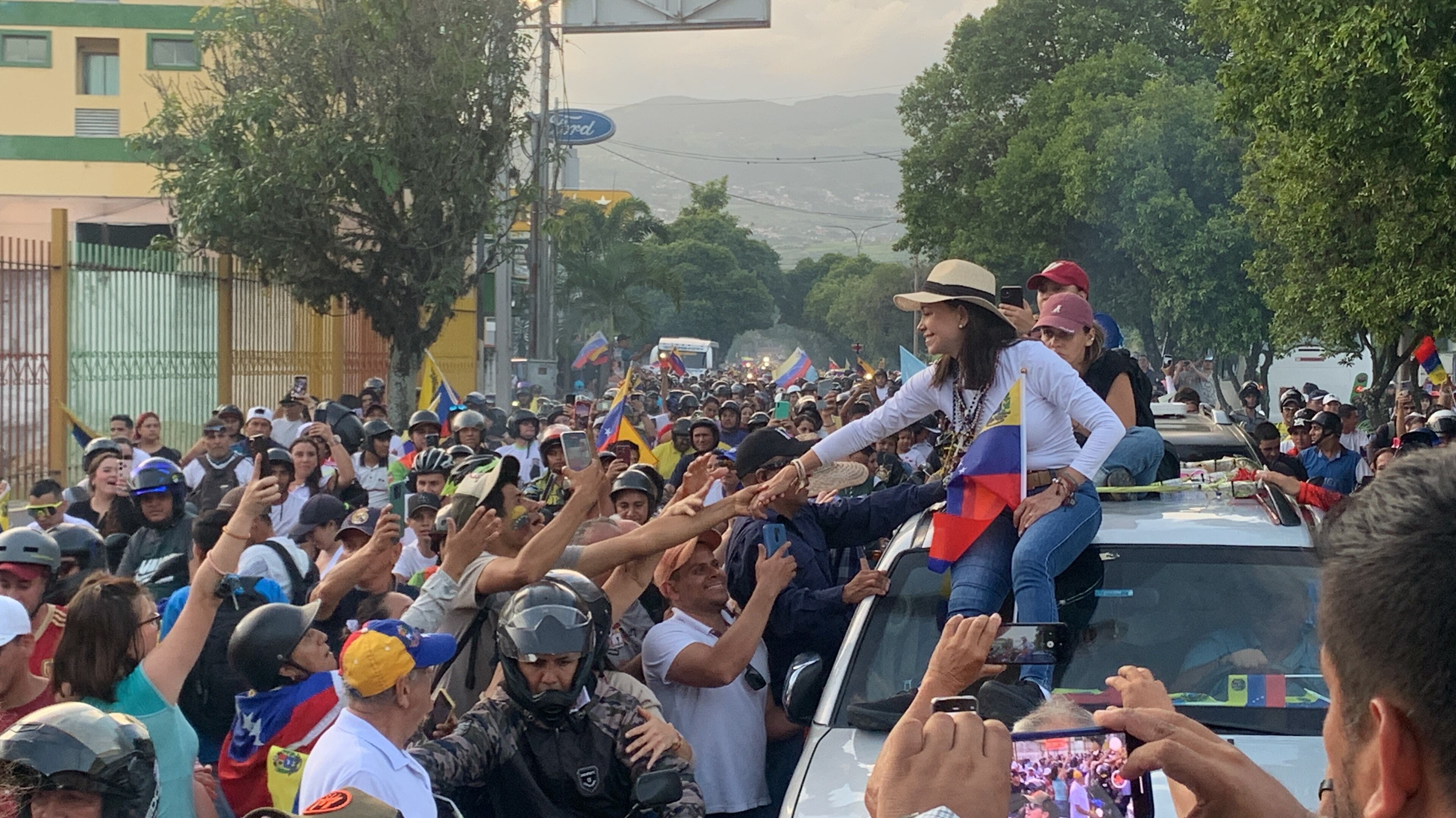 María Corina Machado en su recorrido por la ciudad de San Cristóbal, estado Táchira, Venezuela. Foto: W Radio.