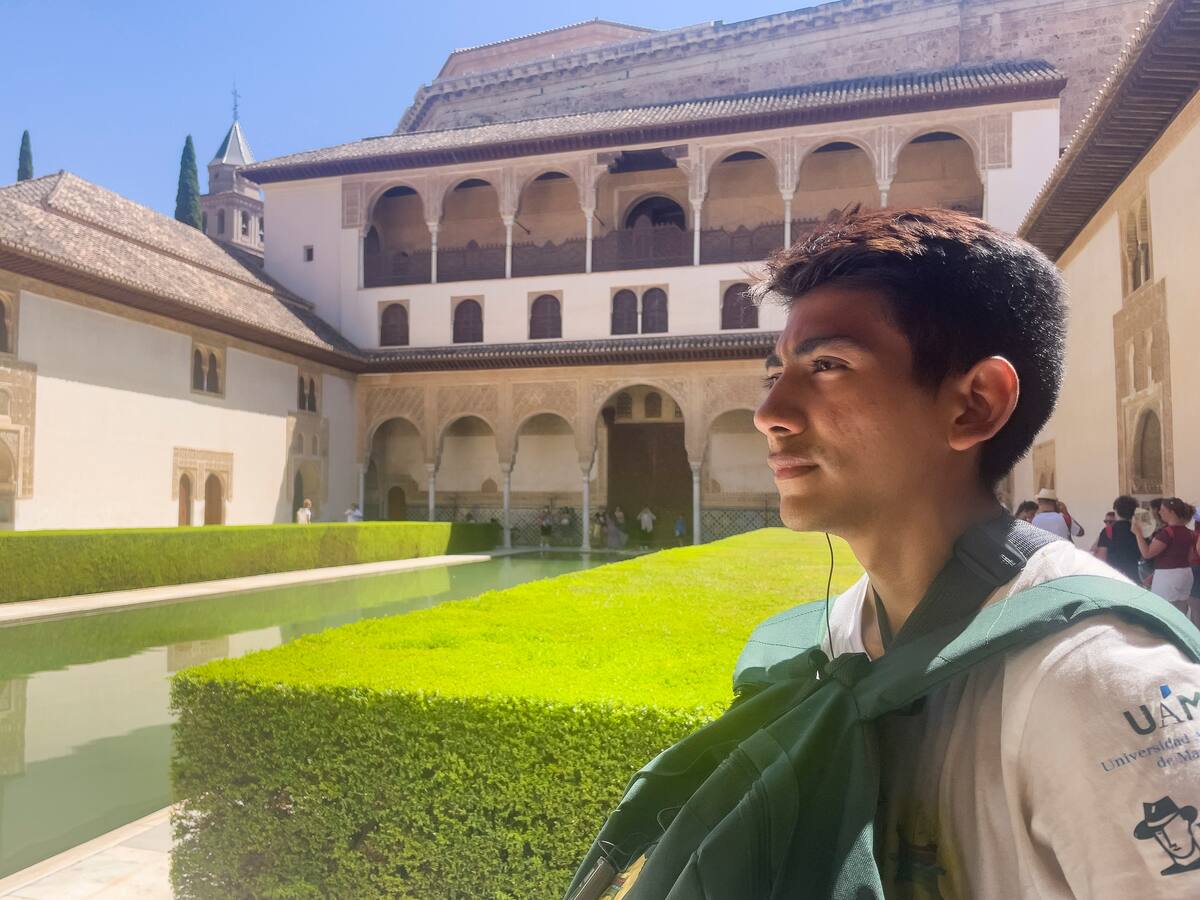 Un indígena wayúu colombiano en el mayor monumento de la época árabe en España