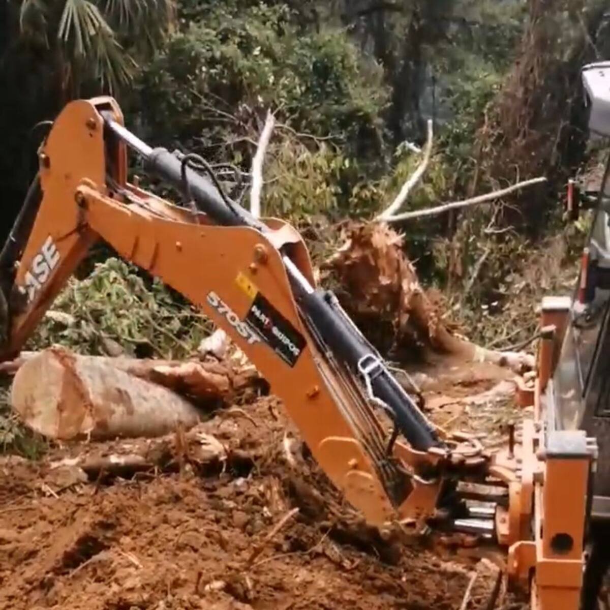 Derrumbes ocasionan emergencia en vías de la Sierra Nevada